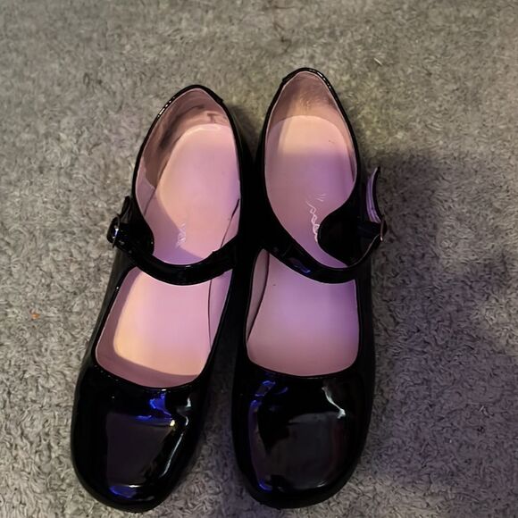 Girl an Black Patent Mary Jane Shoes - Picture 7 of 9